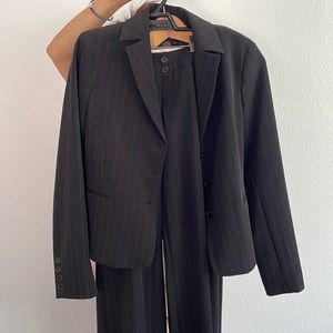 BCBGMAXAZRIA SUIT